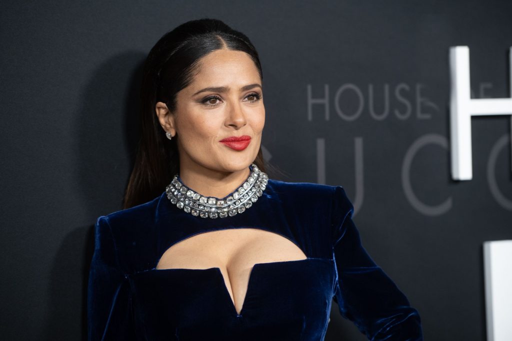 Salma Hayek revela cómo mantiene su piel tersa sin botox a los 56 años