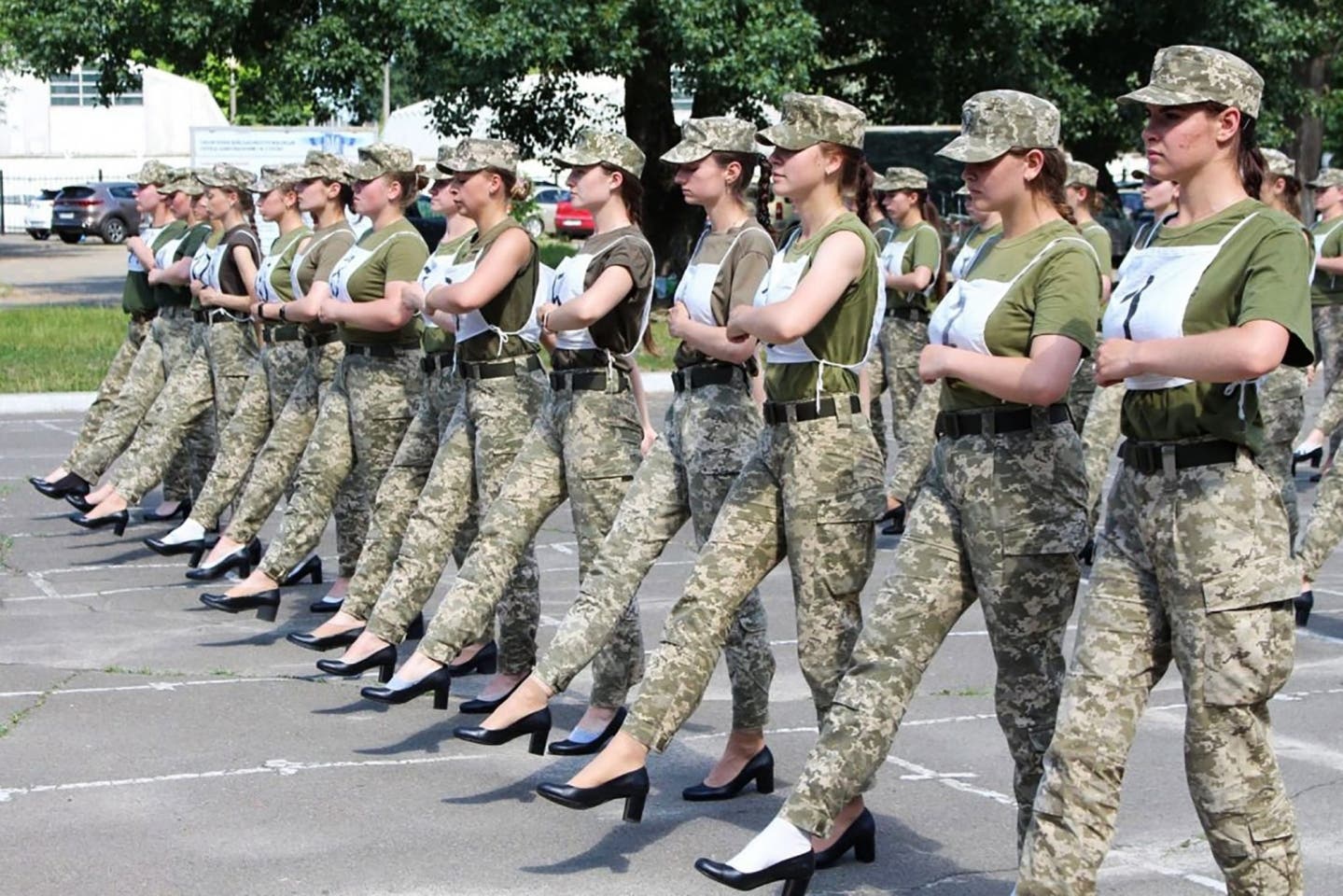 ¿Por qué la mujer soldado tiene que marchar con tacos en Ucrania?