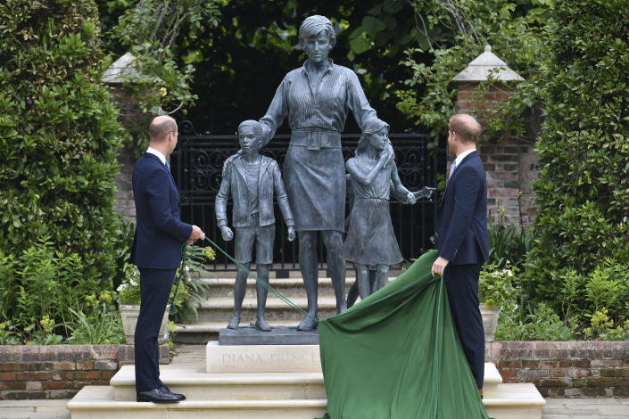 William y Harry desvelaron la estatua en honor a su madre