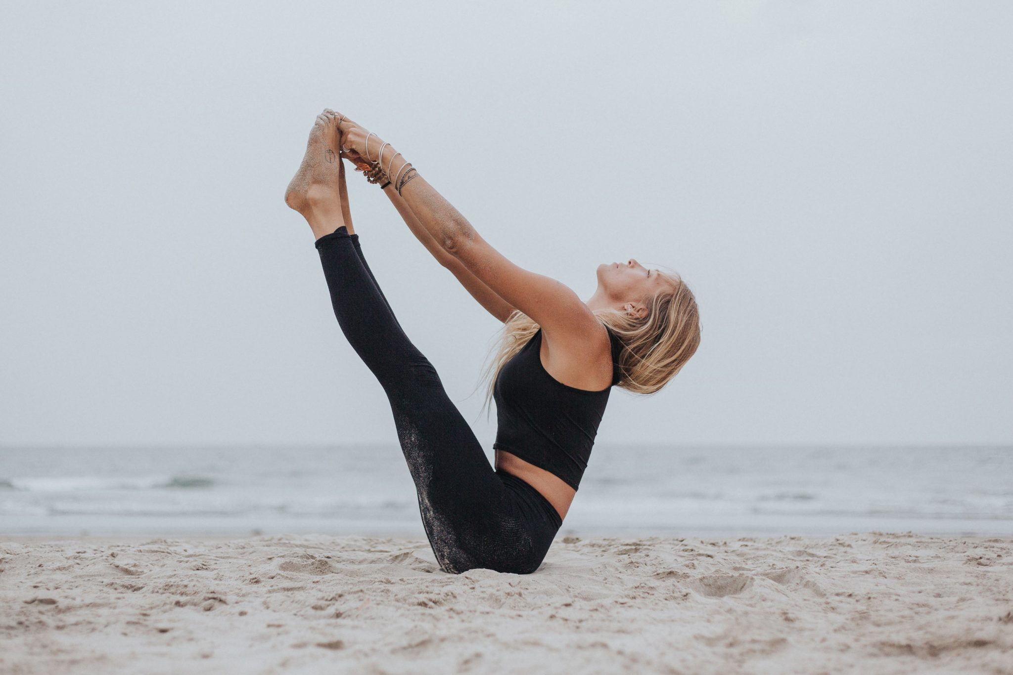 ¿Se te hinchan las piernas? Estas 5 posturas de yoga te ayudarán