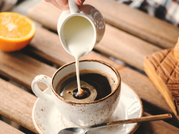 ¿Se puede tomar café con leche durante el ayuno intermitente?