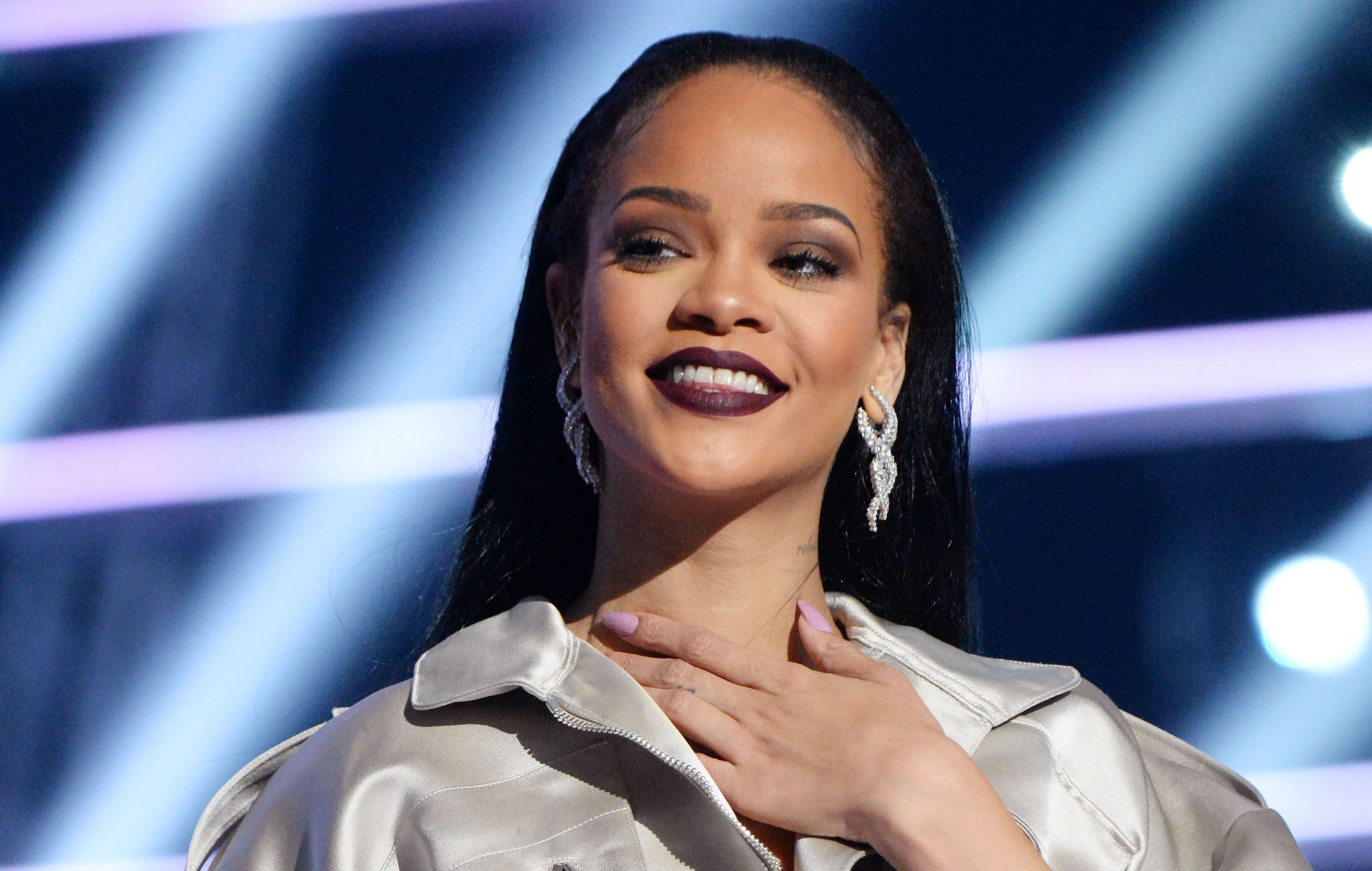 Rihanna envía flores a un asilo que recreó su show en el Super Bowl