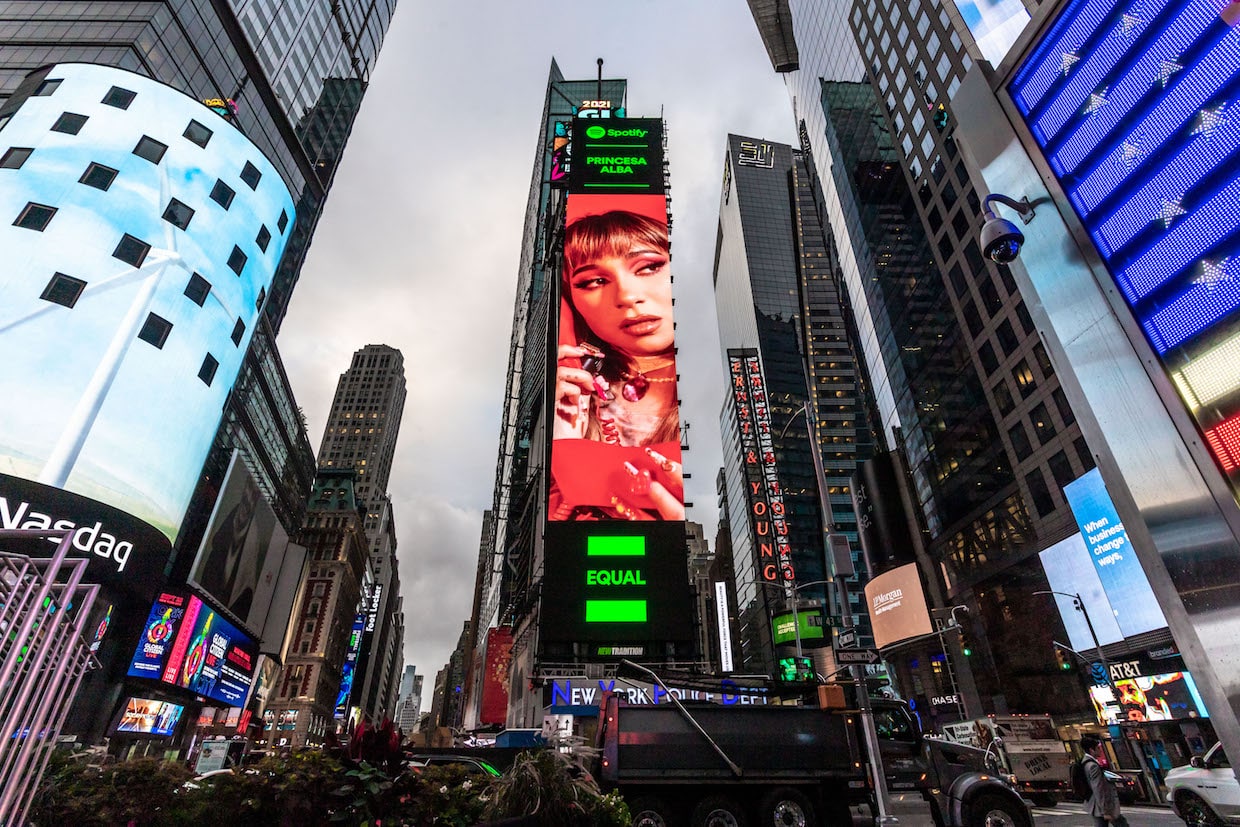 Princesa Alba y su emoción tras aparecer en las pantallas de Times Square