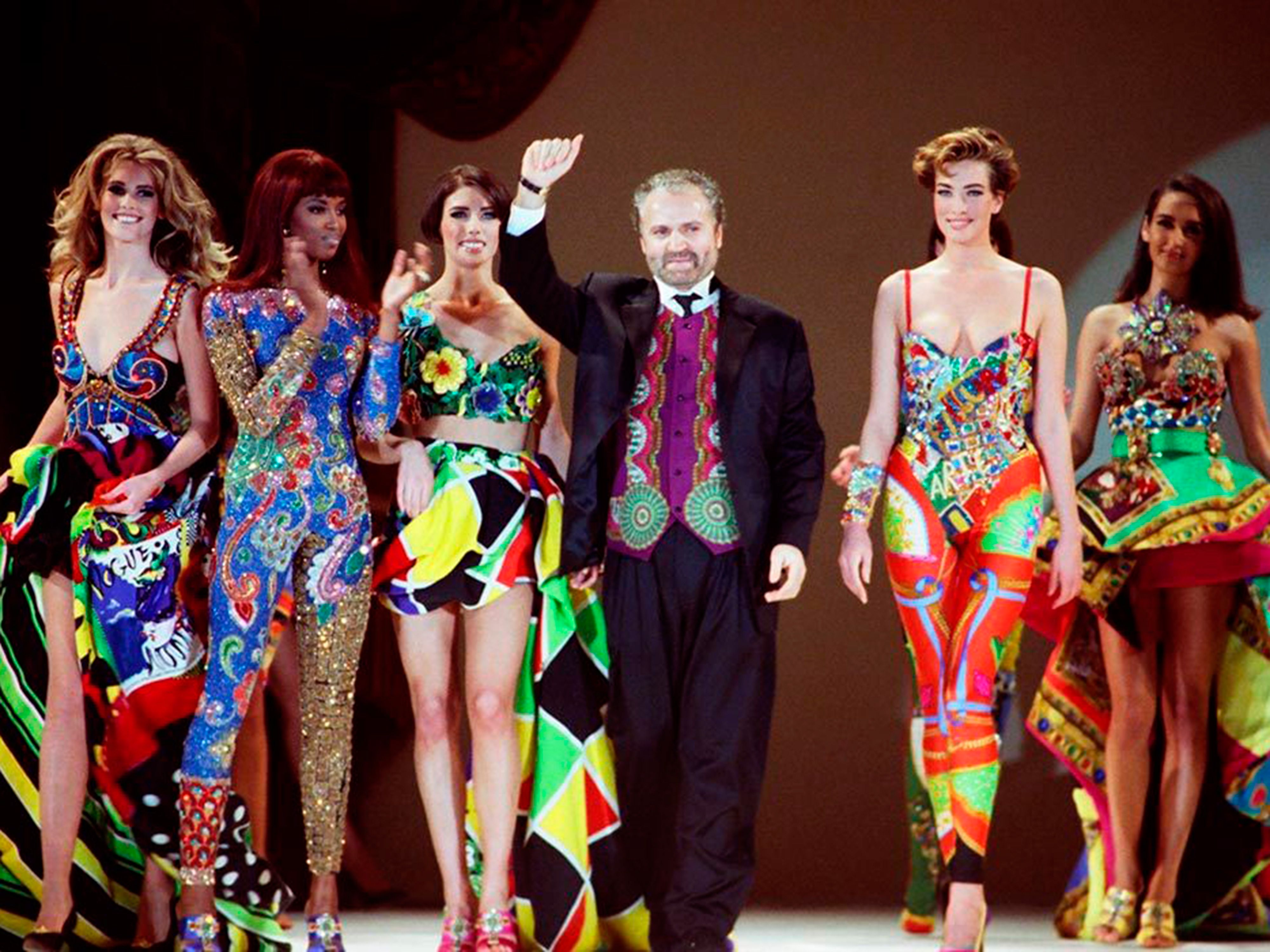 Revista Velvet | Versace Catwalk: el libro sobre los 90's, el vestido verde  de  y las supermodelos