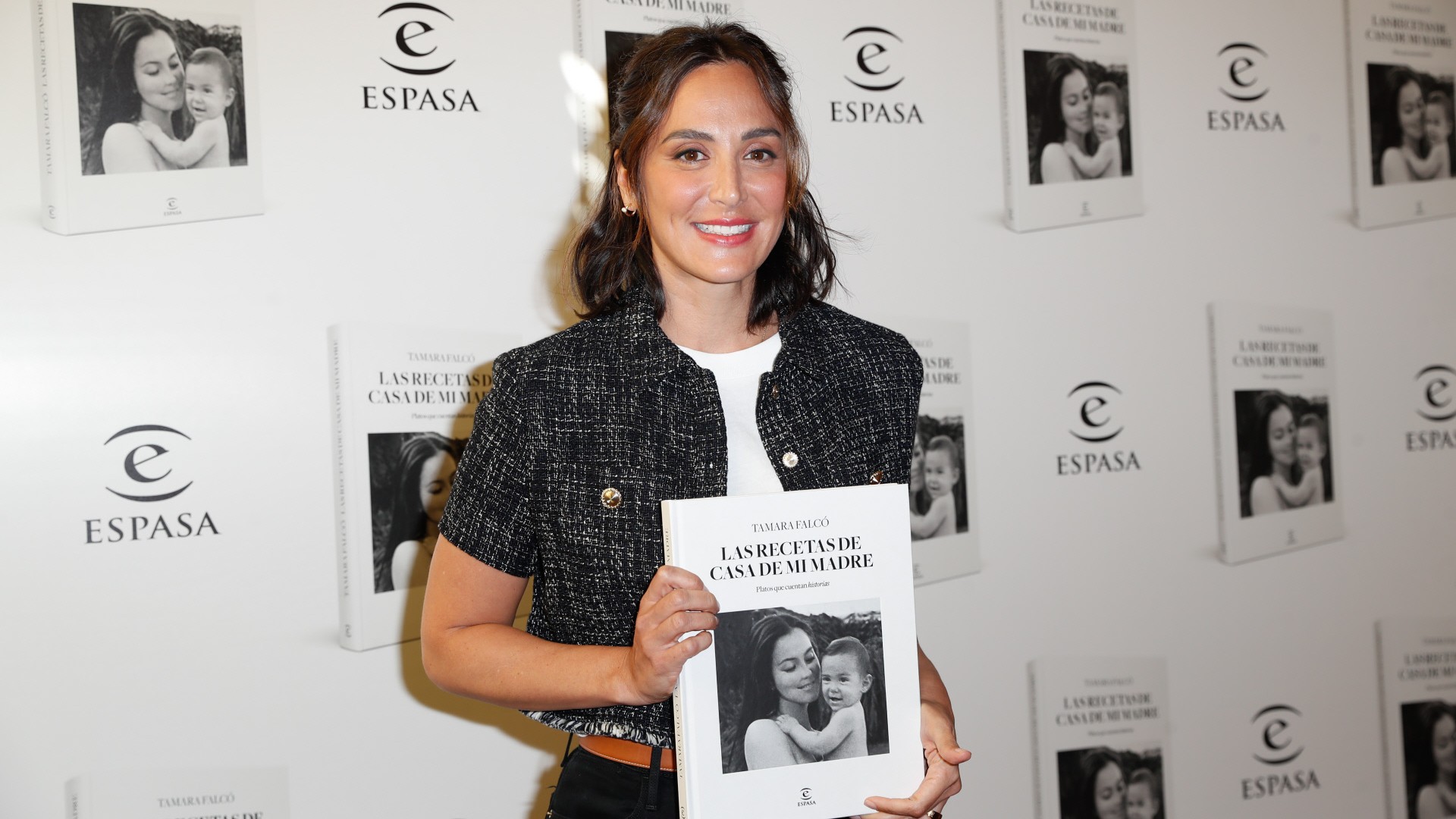 Tamara Falcó lanza libro de recetas de su madre, Isabel Preysler y es boom en España