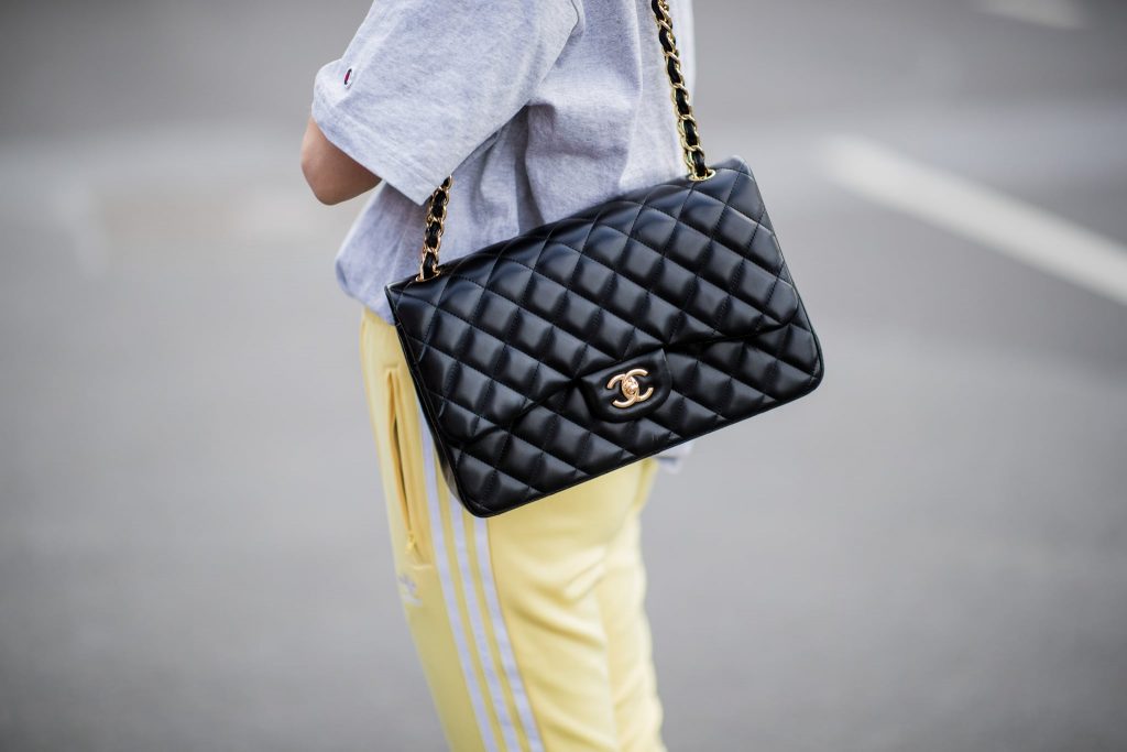 Revista Velvet | Chanel pone una curiosa restricción para la compra de sus  carteras de lujo
