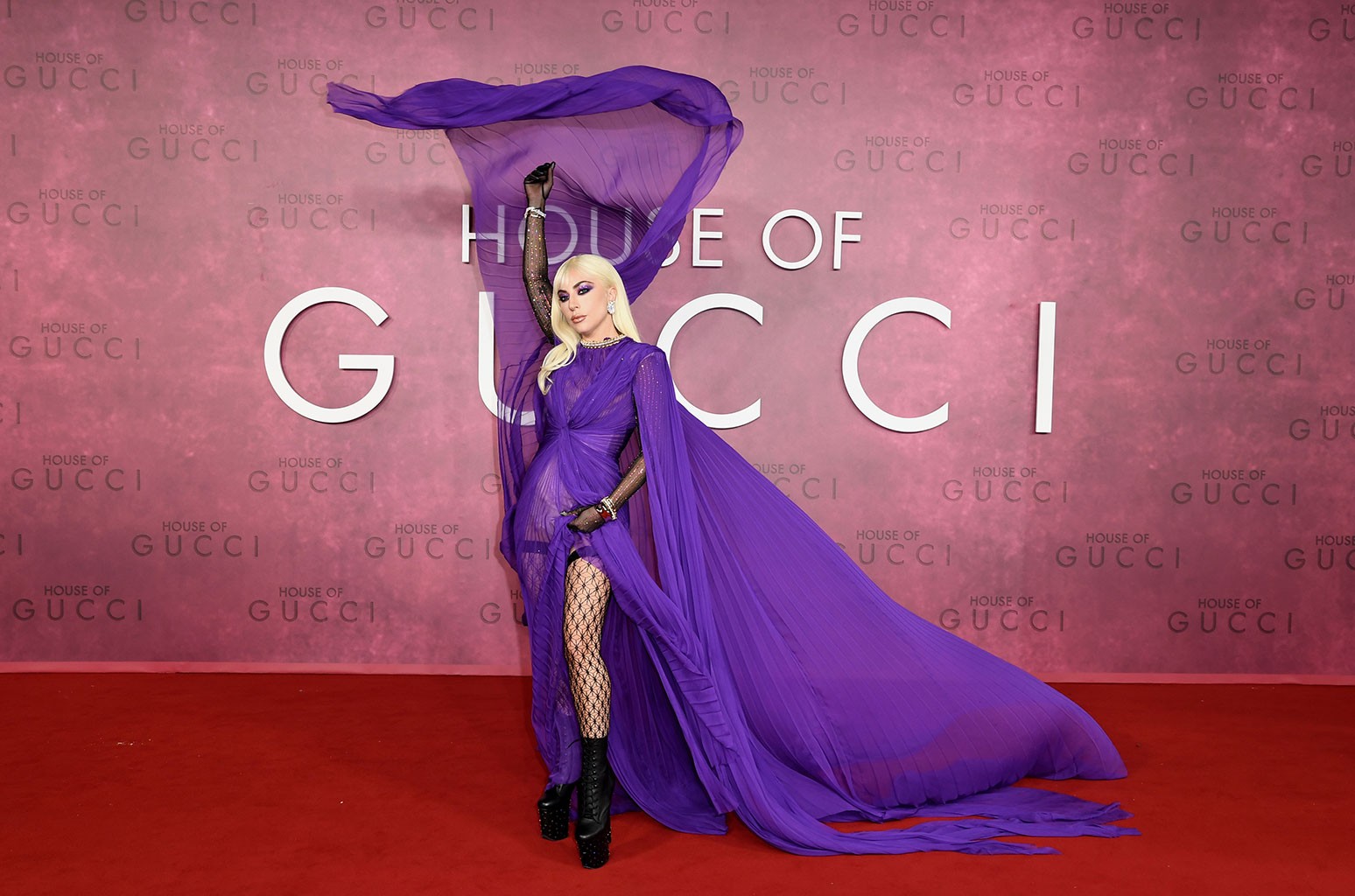 Lady Gaga impacta en la premiere mundial de su nueva película