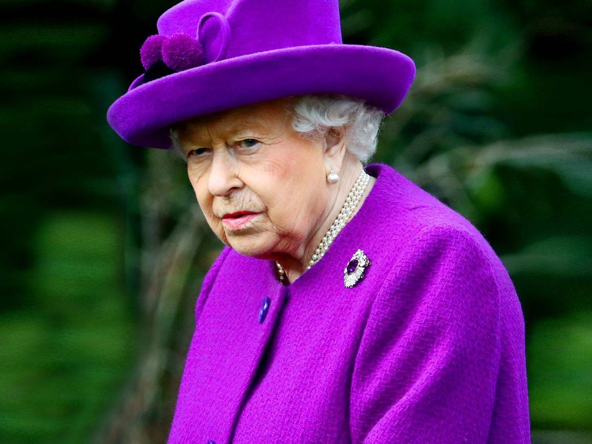 Reina Isabel retrasa su regreso a la vida pública por problema a la espalda