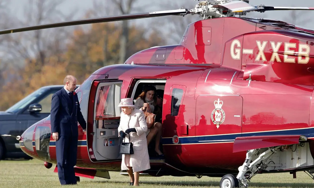 Reina Isabel vuelve a la marcha y viaja a Sandringham en helicóptero