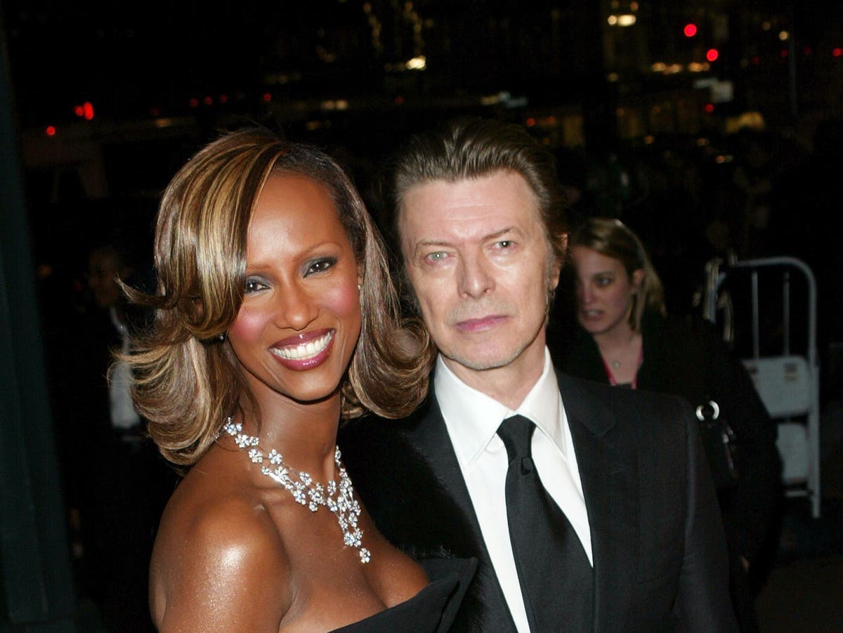 Iman recuerda a David Bowie: “Él no es mi difunto esposo, es mi esposo”