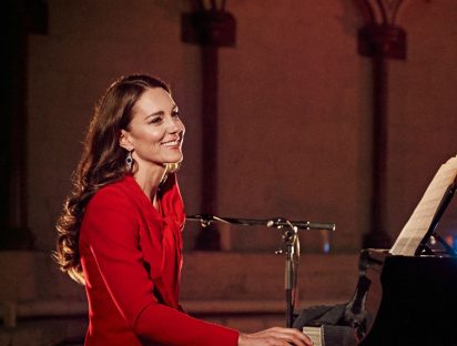 Kate Middleton sorprende tocando el piano en especial de televisión navideño