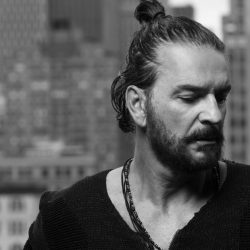 Ricardo Arjona regresa a casa para iniciar la gira más grande de su carrera