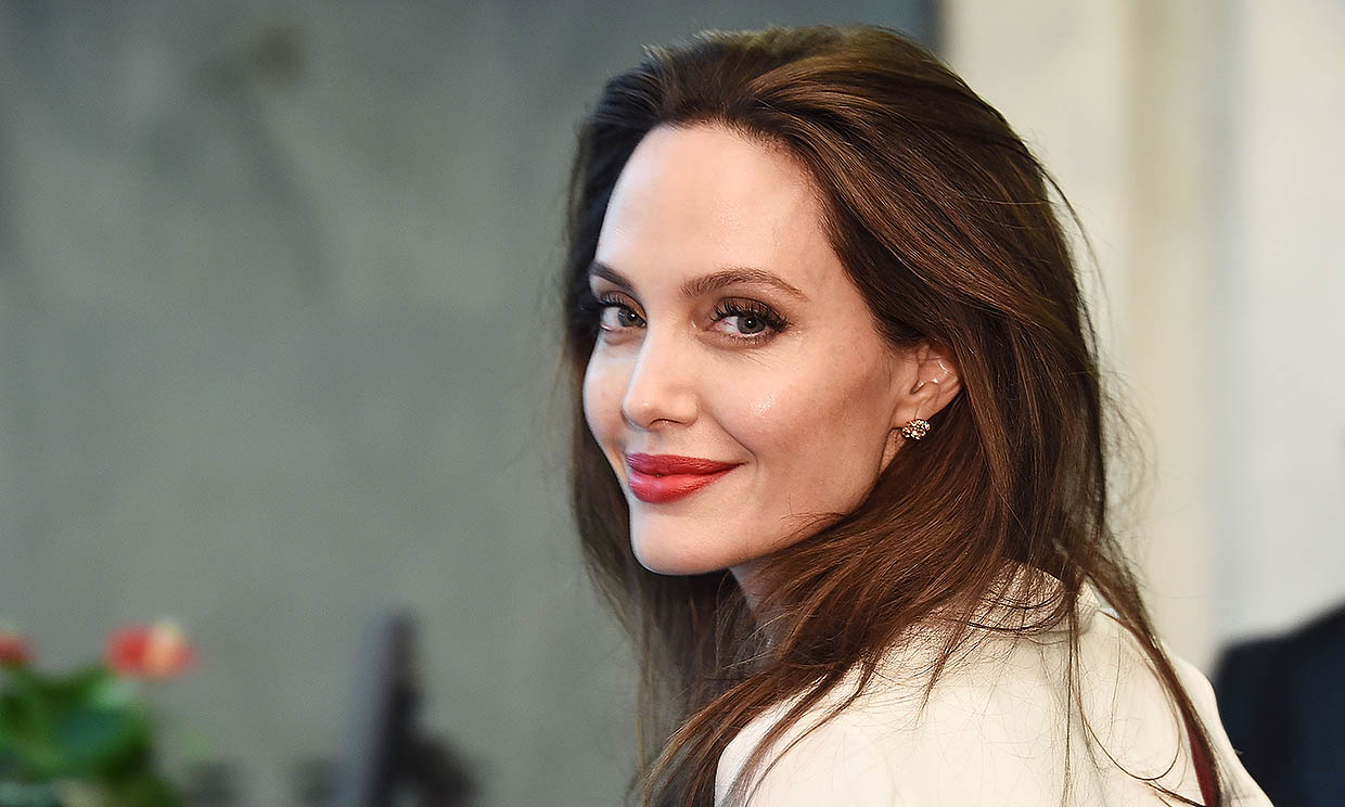 De Angelina Jolie y Jennifer Aniston a Euphoria, el outfit que vuelve una y otra vez
