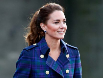 Kate Middleton brilla como ayudante de Navidad en nuevas fotos para Carol Service