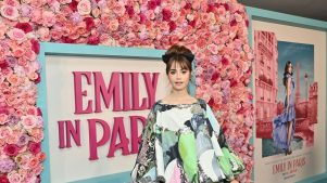 ¡Atómica! Lily Collins deslumbra en el lanzamiento de la nueva temporada de “Emily in Paris”