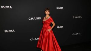 Vestida de Chanel, Penélope Cruz recibe homenaje del MoMA rodeada de celebridades