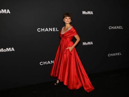 Vestida de Chanel, Penélope Cruz recibe homenaje del MoMA rodeada de celebridades