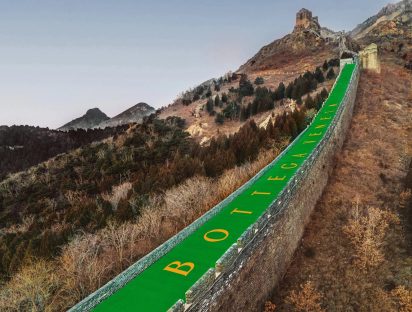 El verde de Bottega Veneta se toma la Gran Muralla china