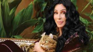 A sus 75 años, Cher se convierte en rostro de marca de botas y maquillaje que aman las millenials