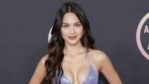 Vestido de Olivia Rodrigo se disolvió bajo la lluvia en pleno concierto
