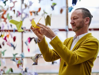 Parque Arauco trae por primera vez a Latinoamérica a Charles Kaisin, uno de los artistas de origami más importantes del mundo