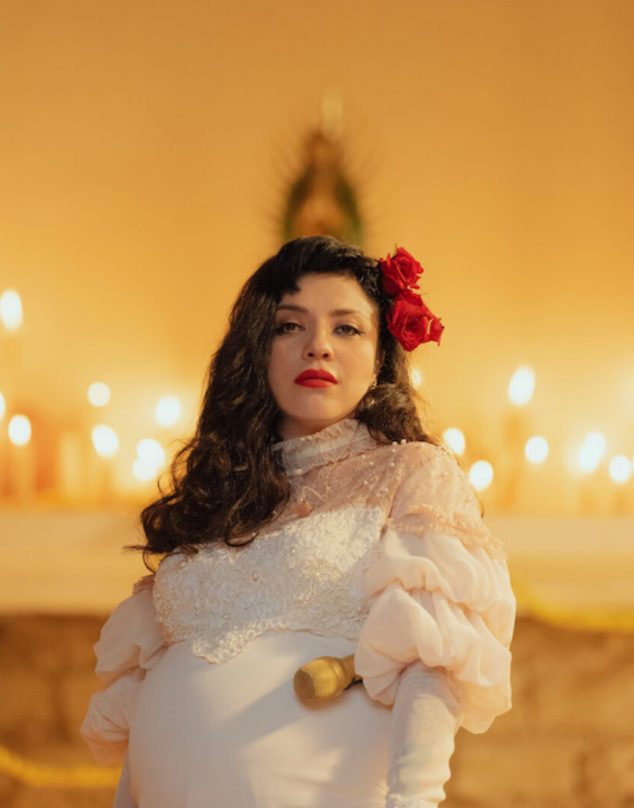 Vestida de novia y muy embarazada: Mon Laferte se luce en un Tiny Desk Concert