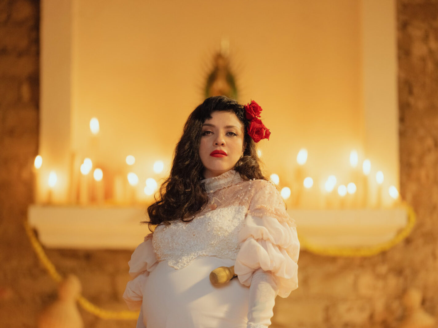 Vestida de novia y muy embarazada: Mon Laferte se luce en un Tiny Desk Concert