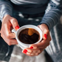 ¿Cuántas tazas de café consumen los chilenos? Un estudio lo revela