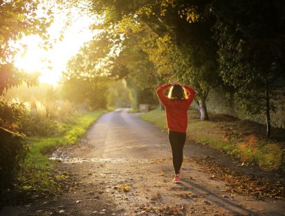 Por qué se recomienda salir a caminar en la mañana (y cómo influye en el dormir)