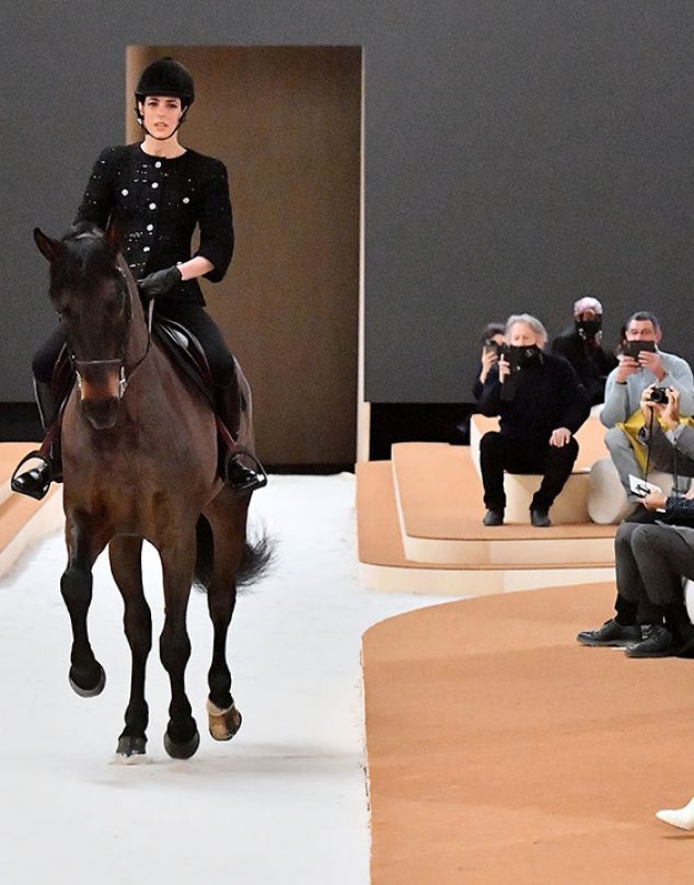 Charlotte Casiraghi desfila para Chanel y lo hace a caballo