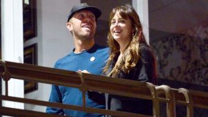 Chris Martin y Dakota Johnson: La curiosa razón por la que se mantienen en pareja