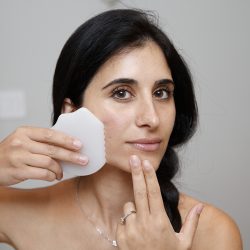 Cómo usar la piedra Gua Sha, la técnica para rejuvenecer el rostro