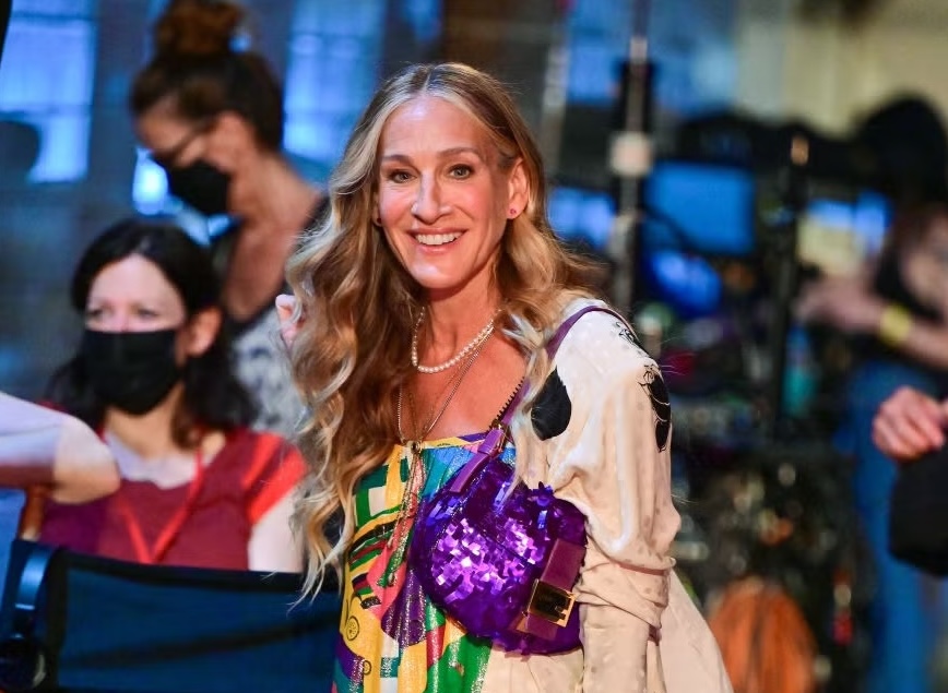 Locura por el bolso Fendi que lleva Carrie en “And Just Like That”… ¡y que aún no sale a la venta!