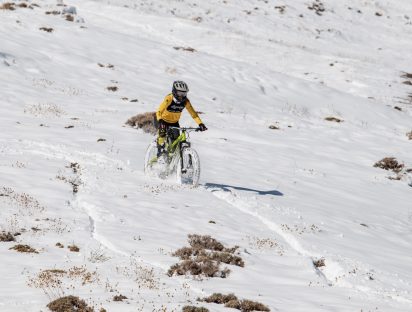 África: Las dos chilenas que buscan hacer historia en el Kilimanjaro (y en bicicleta)