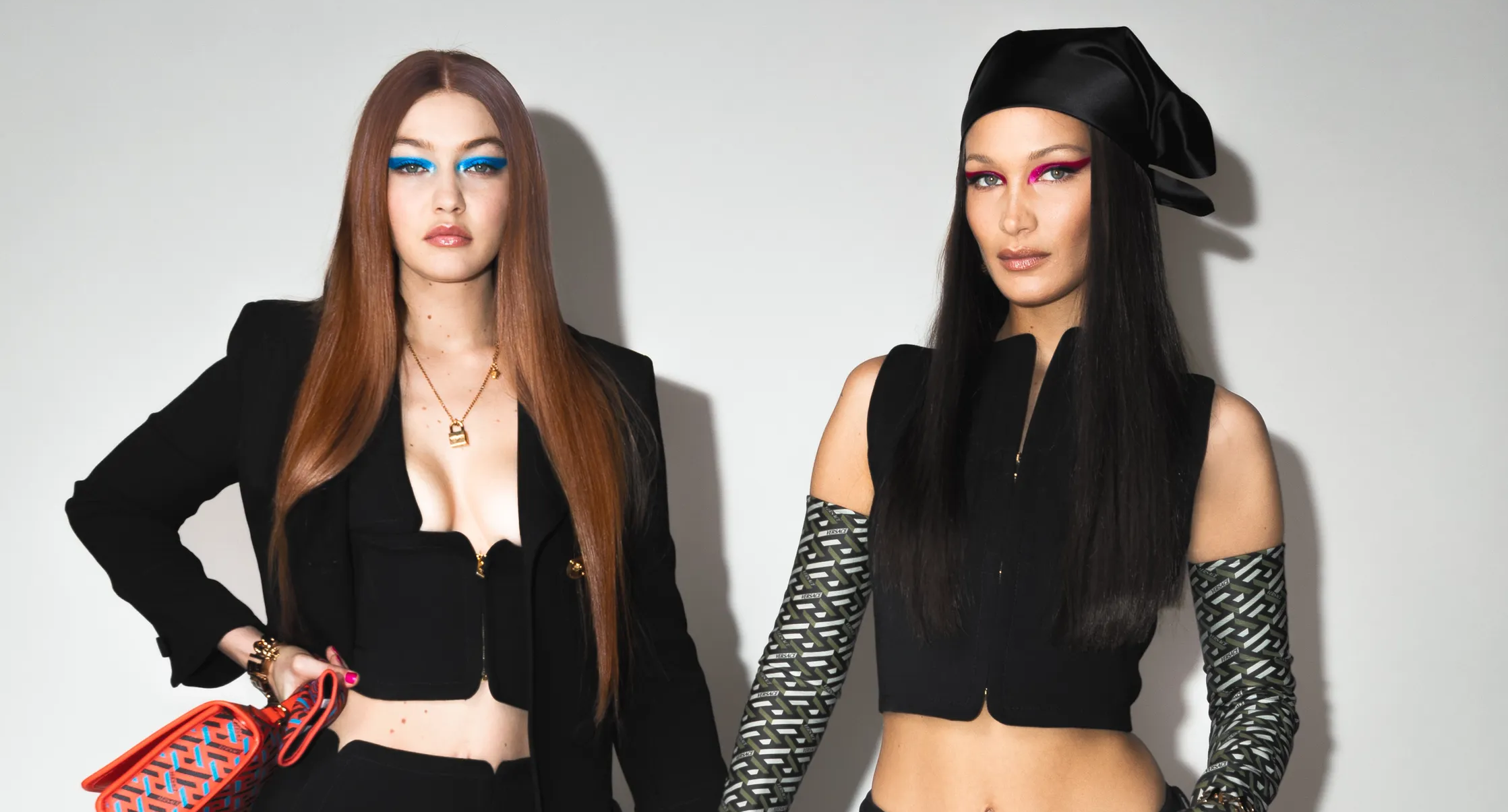 Gigi y Bella Hadid recrean campaña de Claudia Schiffer para Versace
