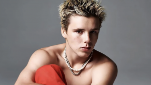 Cruz Beckham se desnuda para replicar una de las portadas más célebres de su padre