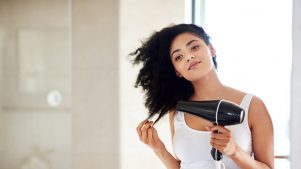 Según estudio secar el cabello en el aire puede ser más dañino que usar secador