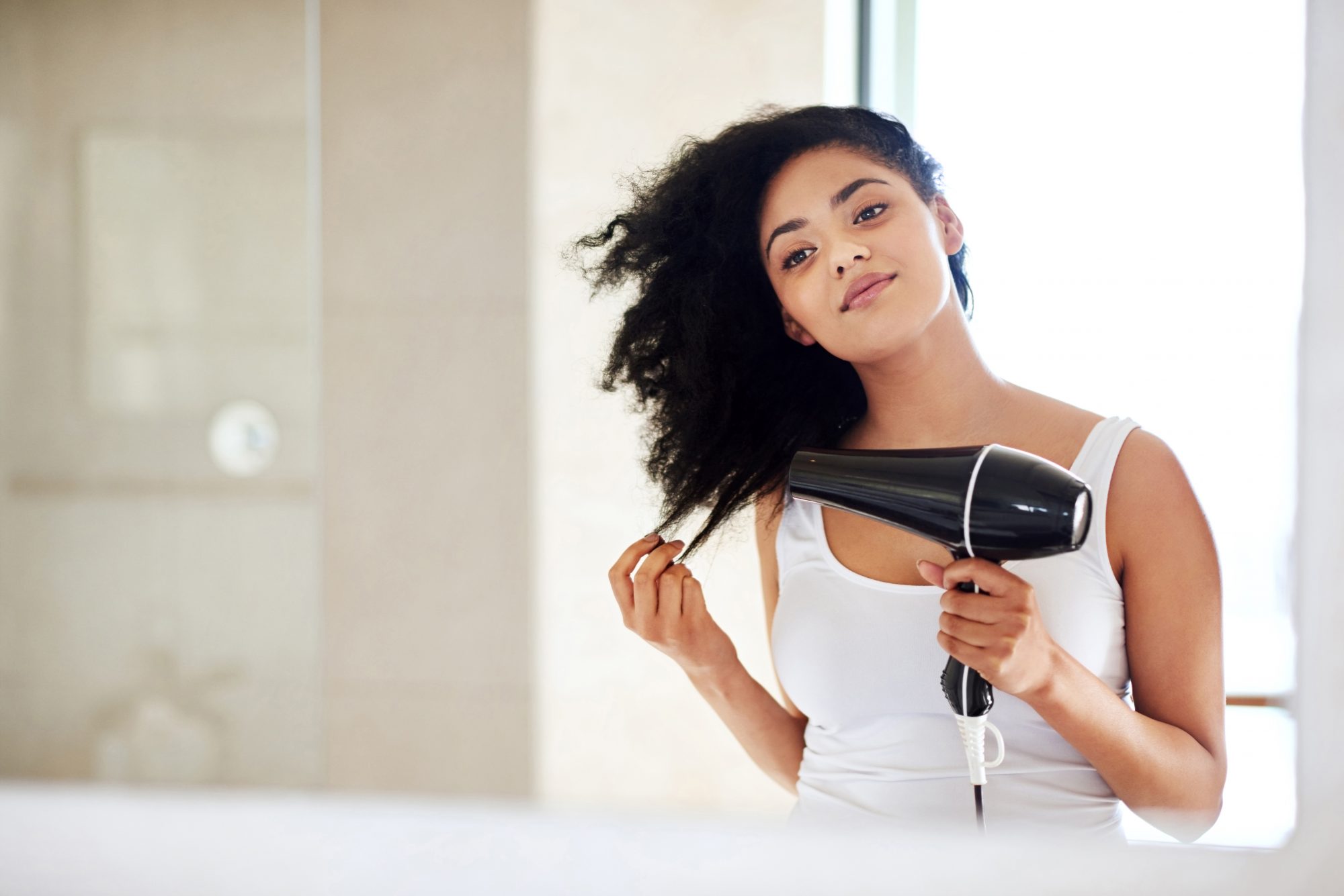 Según estudio secar el cabello en el aire puede ser más dañino que usar secador