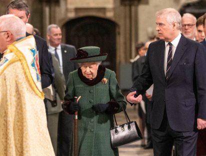 Por qué la reina Isabel quiso que el príncipe Andrés la escoltara en el funeral del príncipe Felipe