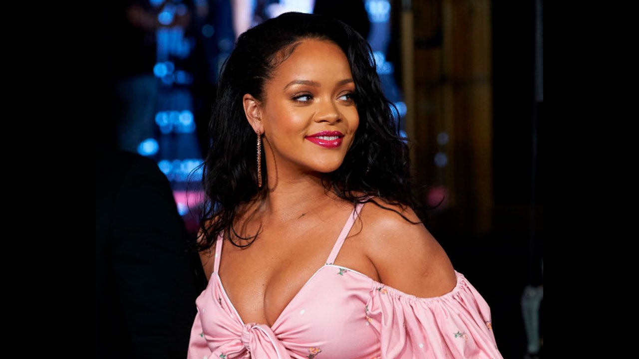 Rihanna se une a la lista de los vestidos transparentes más icónicos con su último look
