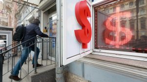 Cajeros sin plata y no poder hacer transferencias bancarias: Cómo la sanciones han impactado la vida diaria de los rusos