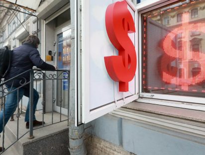 Cajeros sin plata y no poder hacer transferencias bancarias: Cómo la sanciones han impactado la vida diaria de los rusos