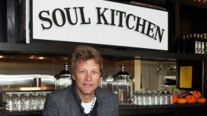 Ayer Jon Bon Jovi cumplió 60 años y lo celebramos aplaudiendo su iniciativa de los “restaurantes solidarios”