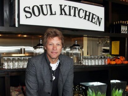 Ayer Jon Bon Jovi cumplió 60 años y lo celebramos aplaudiendo su iniciativa de los “restaurantes solidarios”