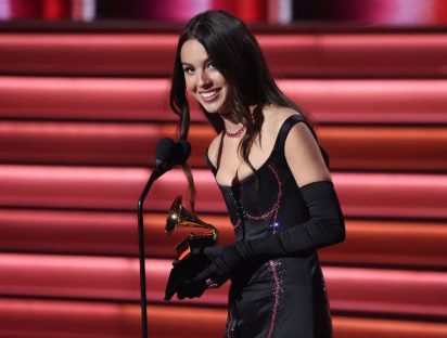 Premiada y con mega look, Olivia Rodrigo brilló en sus primeros Grammys