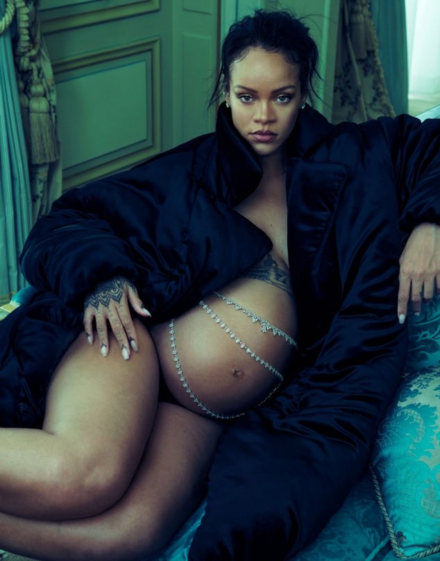 Rihanna luce su embarazo en sorprendente sesión de fotos para Vogue