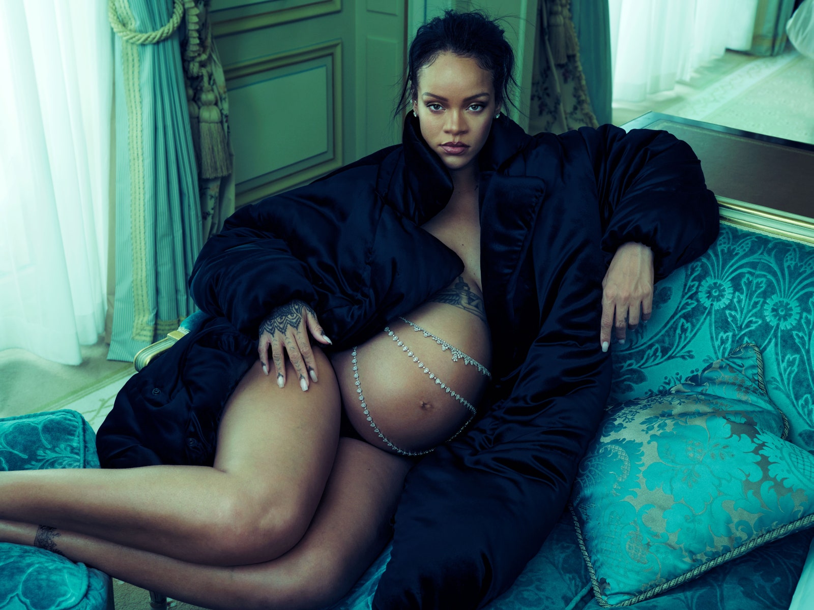 Rihanna luce su embarazo en sorprendente sesión de fotos para Vogue