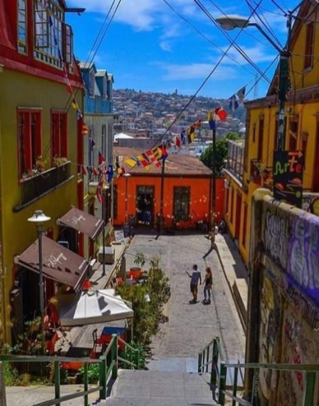 En Valparaíso: Il Paparazzo y su carta de 25 gin, el panorama ideal