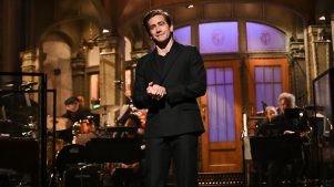 Jake Gyllenhaal canta a Céline Dion en su regreso a SNL