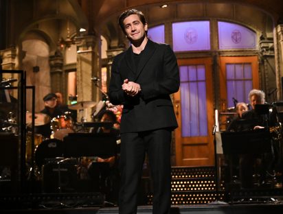 Jake Gyllenhaal canta a Céline Dion en su regreso a SNL